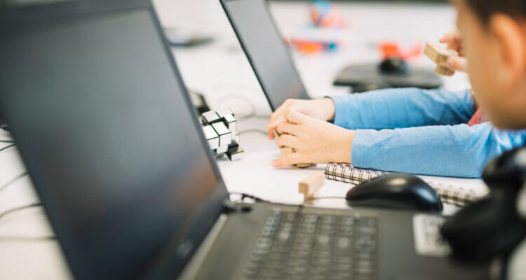 Jak rozwiązać problem z brakiem zmiany stanu płatności oraz brakiem potwierdzenia dla klienta w WooCommerce?